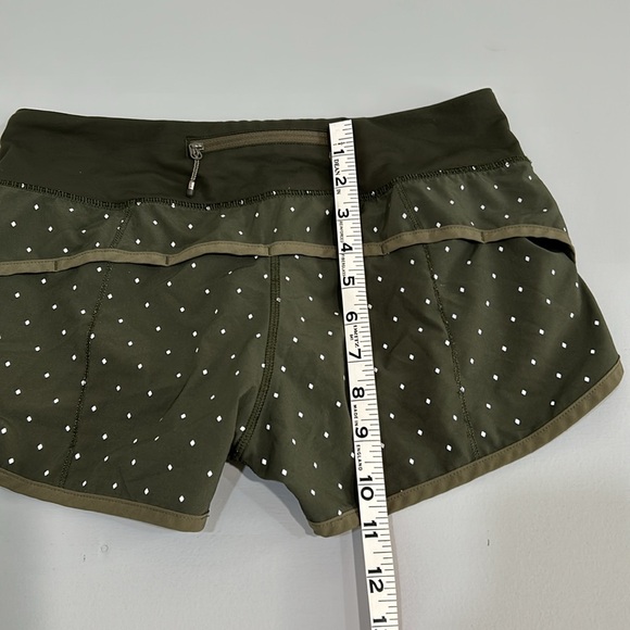 LULULEMON WOMEN ACTIVEWEAR 3”SHORT DOTS  OLIVE  SZ 4 - Picture 4 of 7